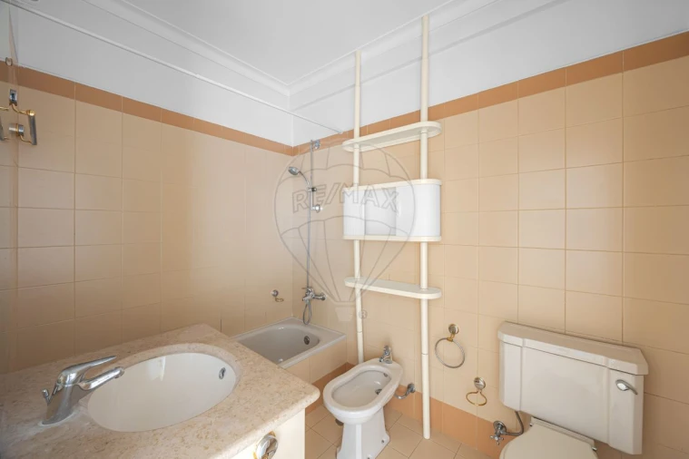 Apartamento T4 para Arrendamento em Santa Maria, São Pedro e Matacães Foto 24