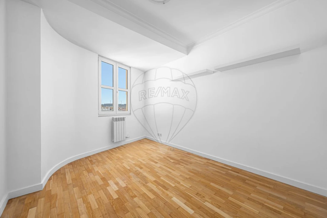 Apartamento T4 para Arrendamento em Santa Maria, São Pedro e Matacães Foto 14