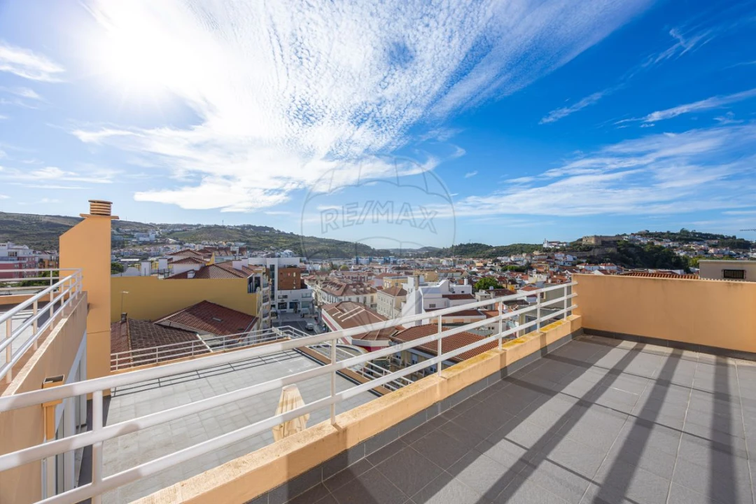 Apartamento T4 para Arrendamento em Santa Maria, São Pedro e Matacães Foto 6