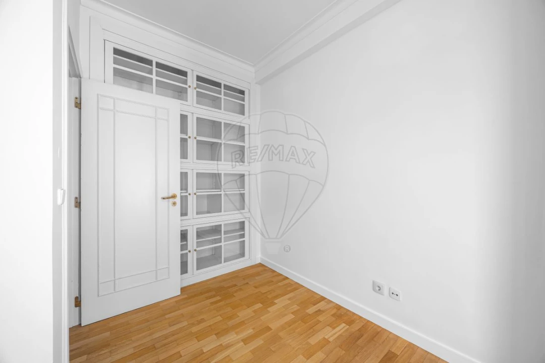 Apartamento T4 para Arrendamento em Santa Maria, São Pedro e Matacães Foto 23