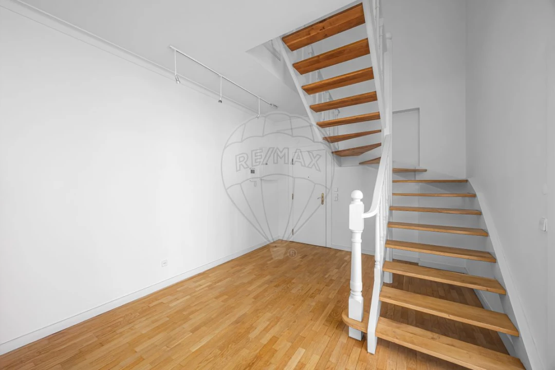 Apartamento T4 para Arrendamento em Santa Maria, São Pedro e Matacães Foto 8