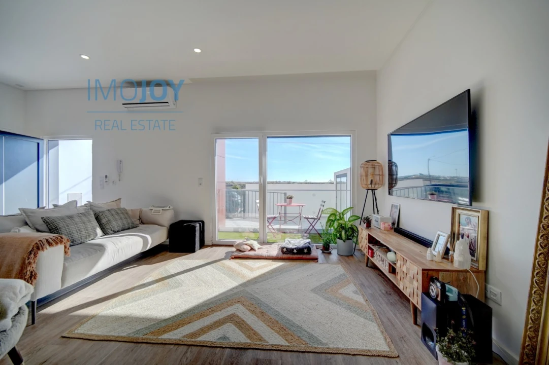 Moradia T4 para Arrendamento em Encarnação Foto 4