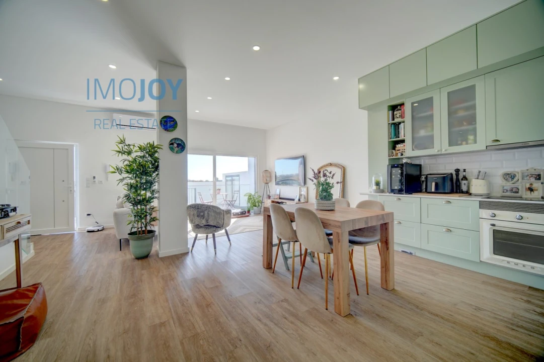 Moradia T4 para Arrendamento em Encarnação Foto 3