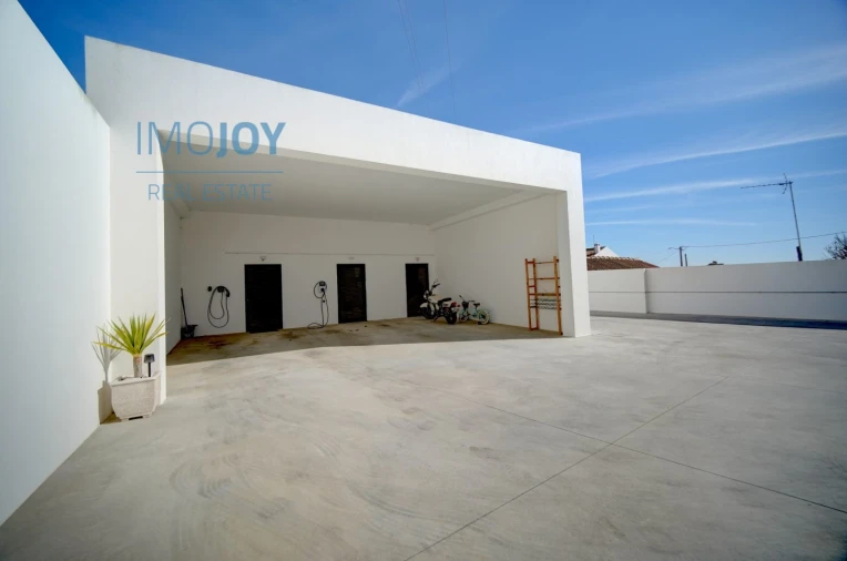 Moradia T4 para Arrendamento em Encarnação Foto 29