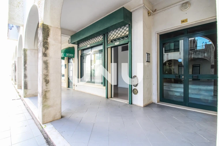 Loja para Arrendamento em Alenquer (Santo Estêvão e Triana)