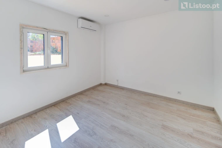 Moradia T5 para Venda em Casal de Cambra Foto 13