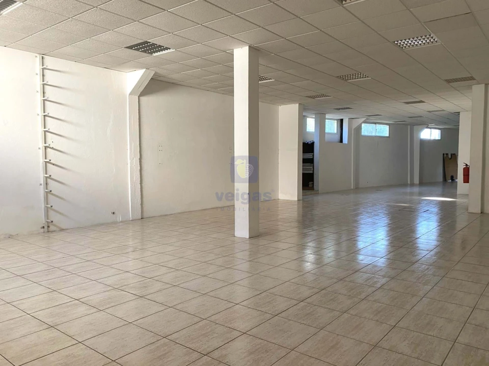 Armazém para Arrendamento em Meirinhas Foto 1