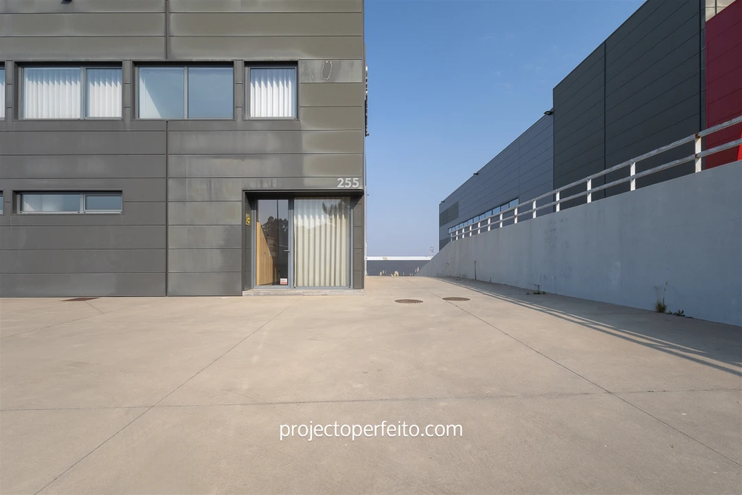 Armazém para Venda em Fiães Foto 3