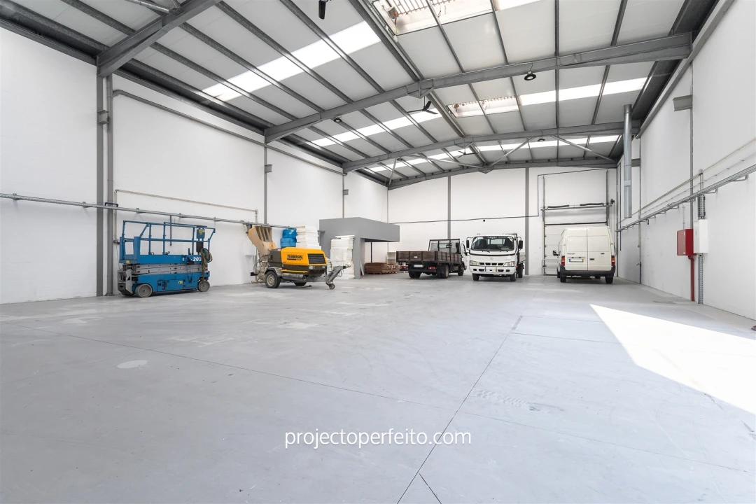 Armazém para Venda em Fiães Foto 1