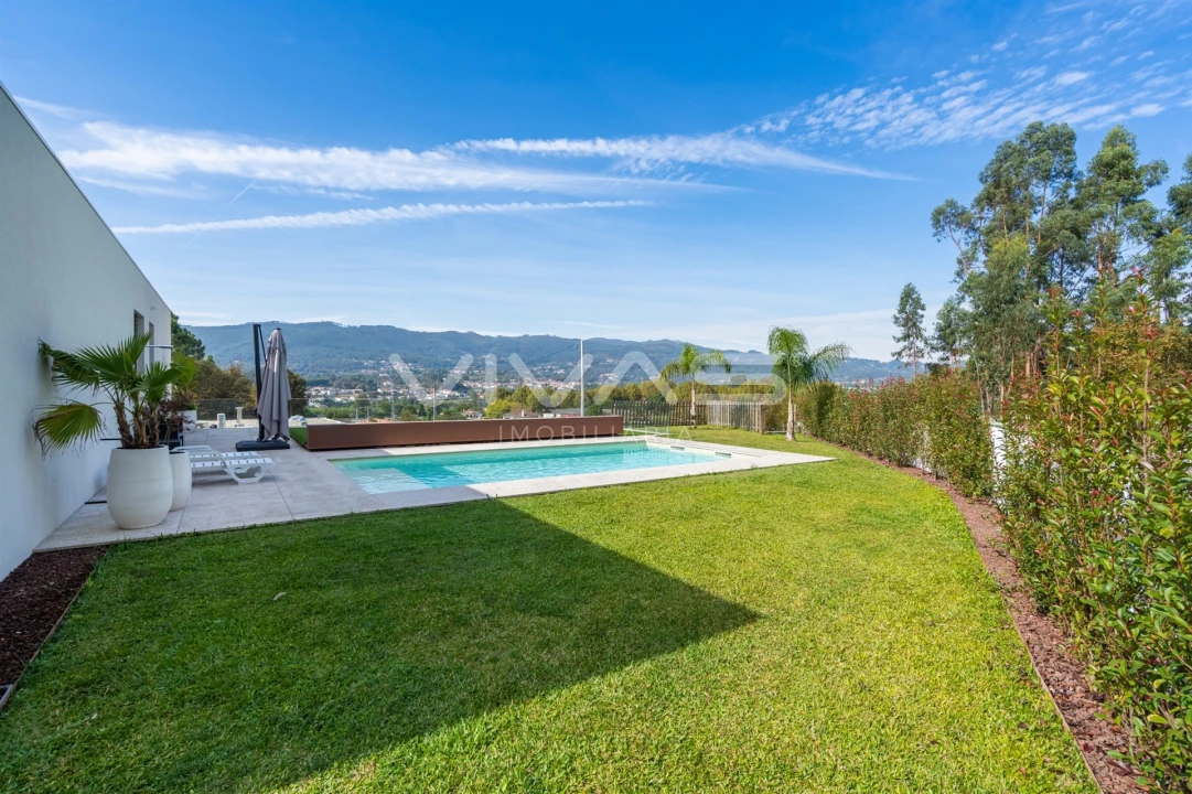 Moradia T4 para Venda em Lanhas Foto 3