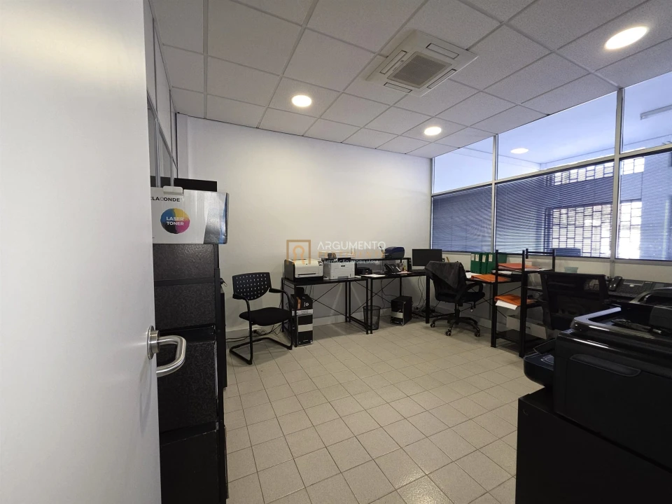 Armazém para Venda em Castêlo da Maia Foto 3