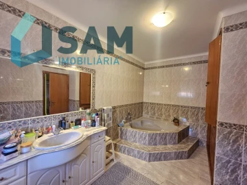 Moradia T4 para Venda em Santa Maria, São Pedro e Matacães