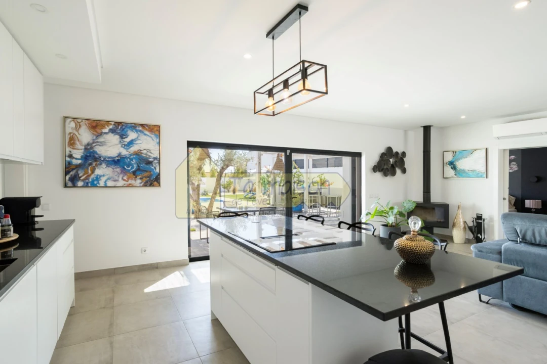 Moradia T3 para Venda em Quelfes Foto 12