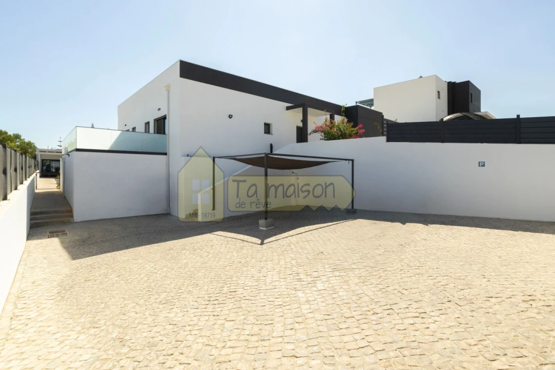 Moradia T3 para Venda em Quelfes Foto 32