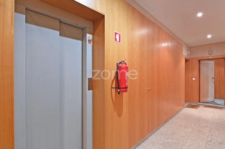 Apartamento T2 para Venda em Castêlo da Maia Foto 3