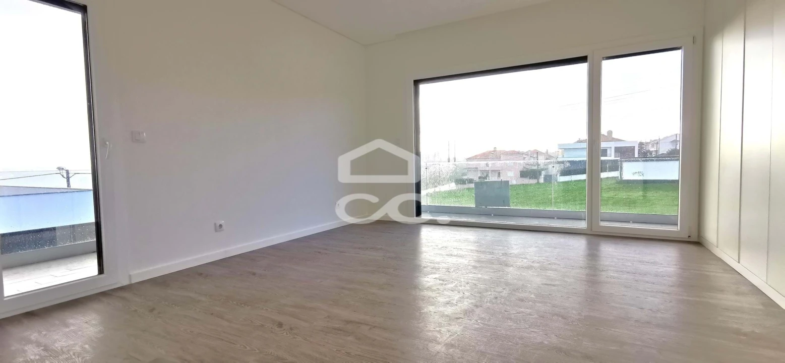 Moradia T5 para Venda em Santo António dos Cavaleiros e Frielas Foto 26