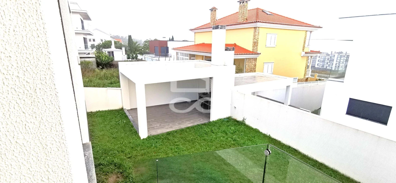 Moradia T5 para Venda em Santo António dos Cavaleiros e Frielas Foto 22