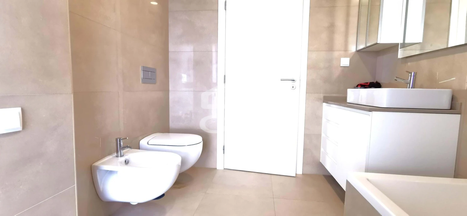 Moradia T5 para Venda em Santo António dos Cavaleiros e Frielas Foto 25