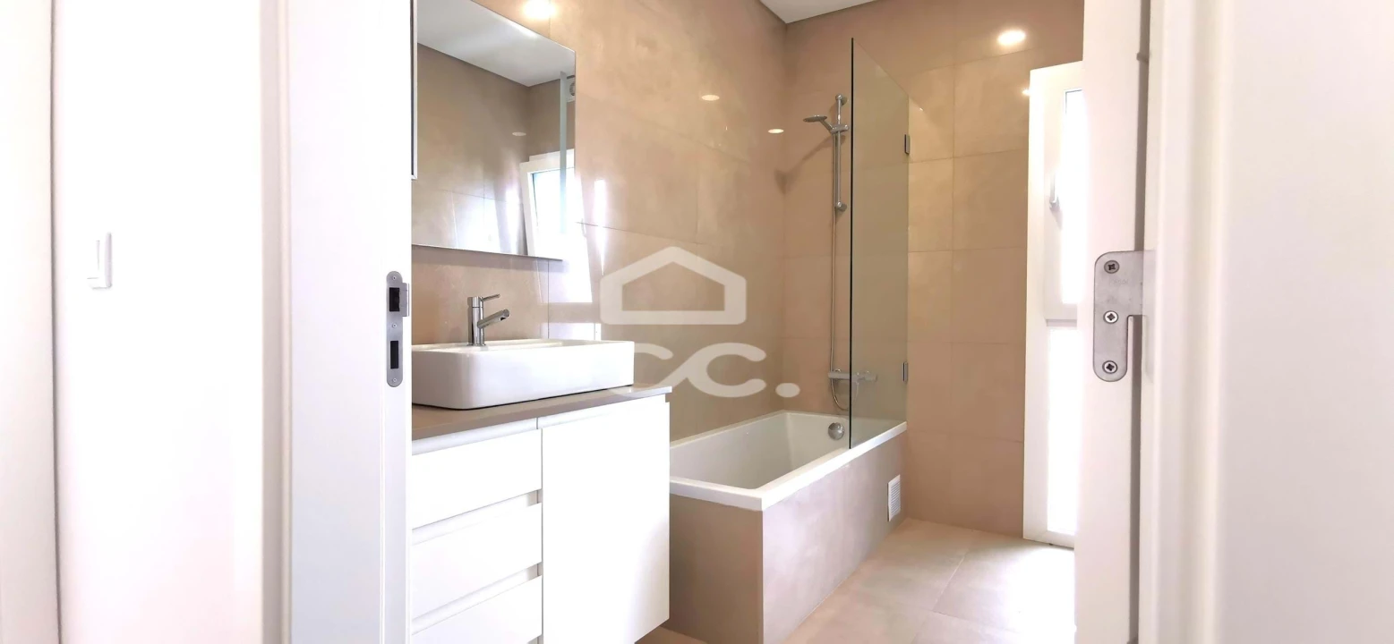 Moradia T5 para Venda em Santo António dos Cavaleiros e Frielas Foto 24