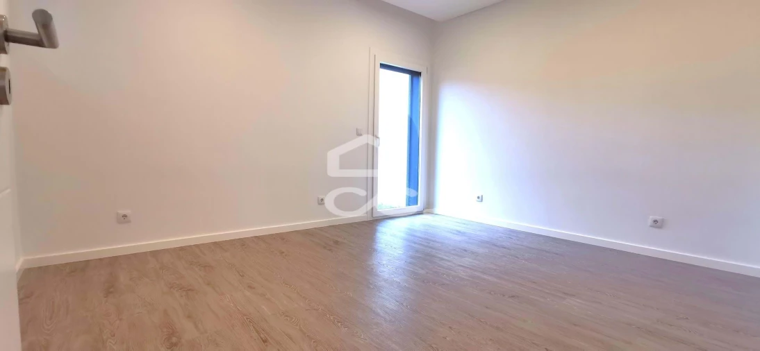 Moradia T5 para Venda em Santo António dos Cavaleiros e Frielas Foto 18