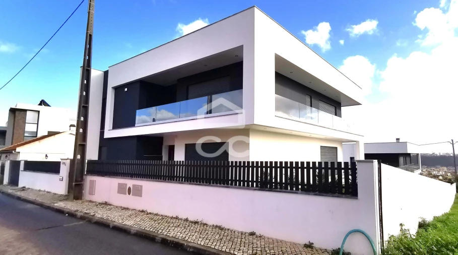 Moradia T5 para Venda em Santo António dos Cavaleiros e Frielas