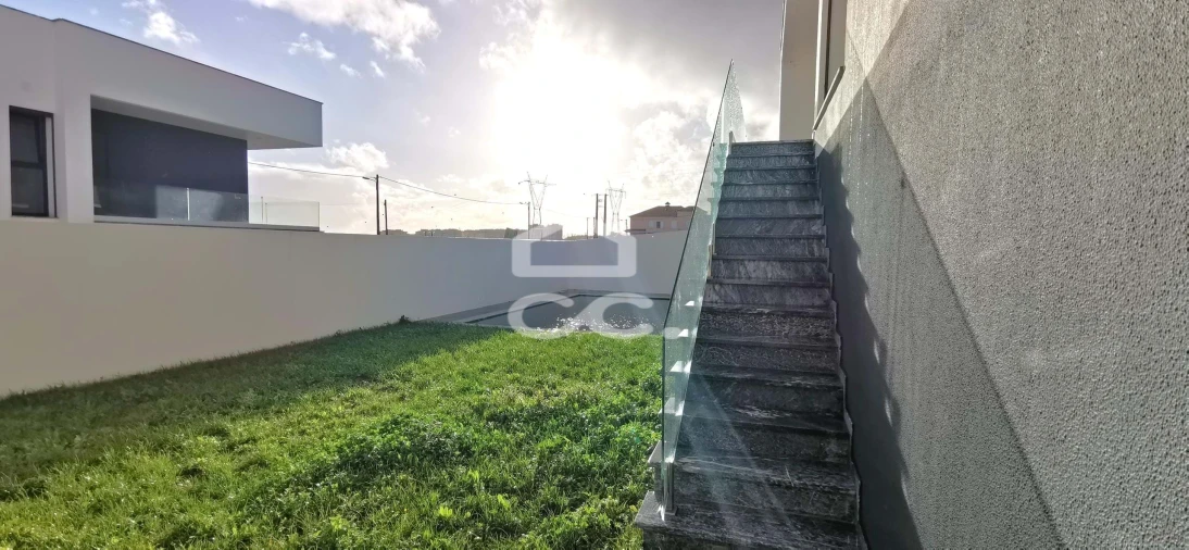 Moradia T5 para Venda em Santo António dos Cavaleiros e Frielas Foto 57