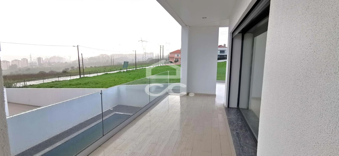 Moradia T5 para Venda em Santo António dos Cavaleiros e Frielas Foto 19