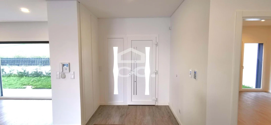 Moradia T5 para Venda em Santo António dos Cavaleiros e Frielas Foto 5