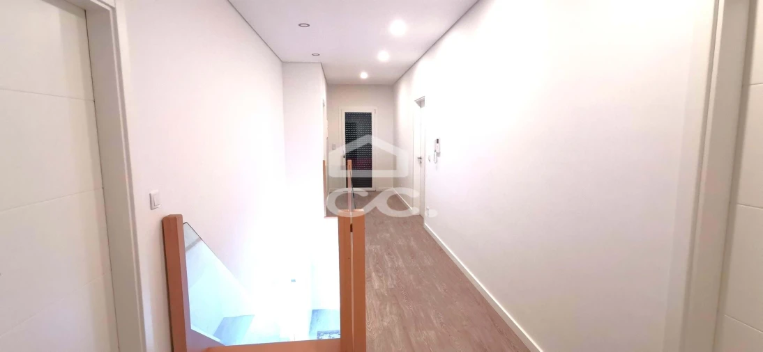 Moradia T5 para Venda em Santo António dos Cavaleiros e Frielas Foto 32