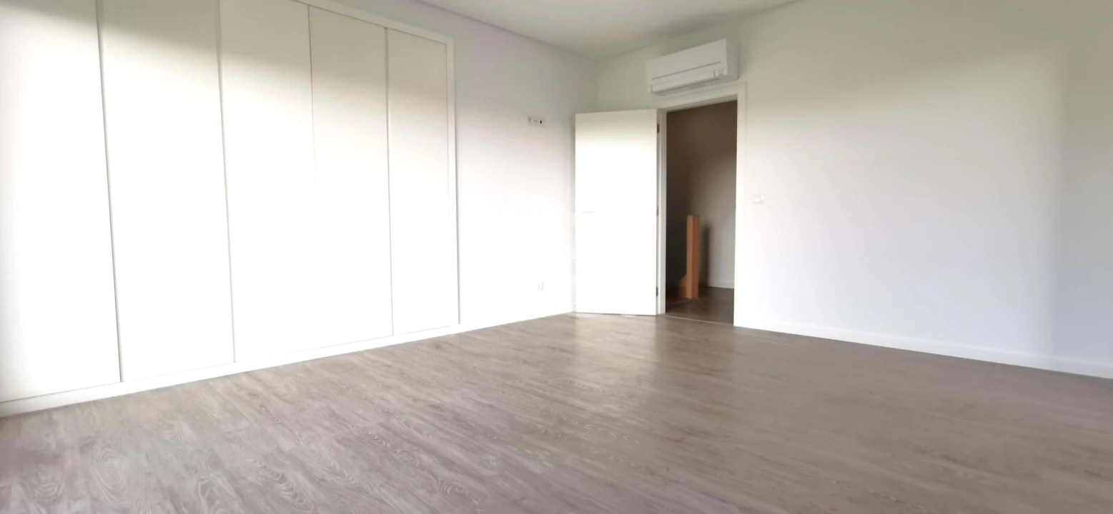 Moradia T5 para Venda em Santo António dos Cavaleiros e Frielas Foto 27