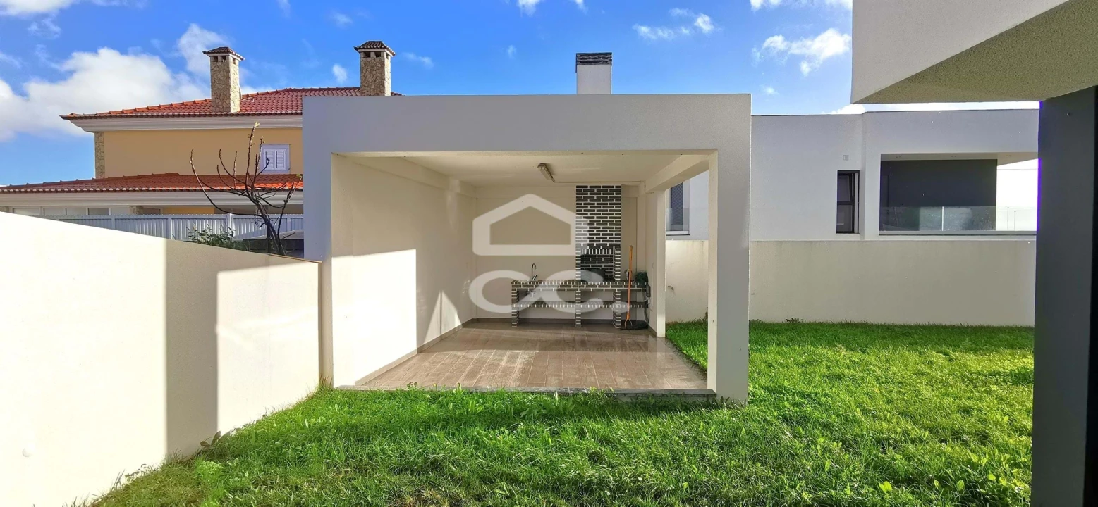 Moradia T5 para Venda em Santo António dos Cavaleiros e Frielas Foto 56