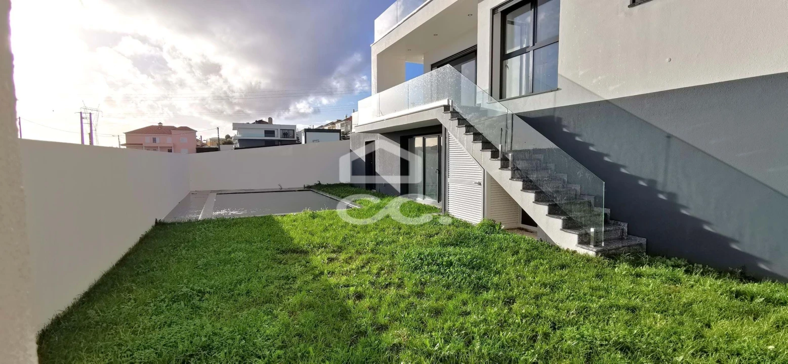 Moradia T5 para Venda em Santo António dos Cavaleiros e Frielas Foto 58