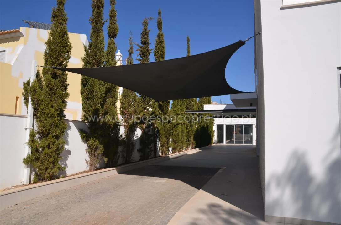 Moradia T5 para Venda em Montenegro Foto 3