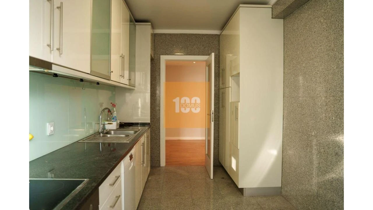 Apartamento T4 para Venda em Ramalde Foto 9