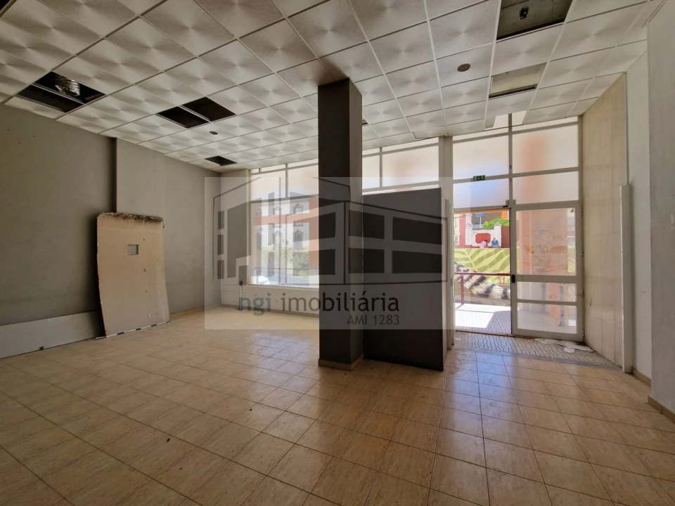 Loja para Venda em Setubal (São Sebastião) Foto 1