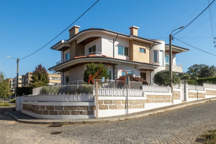 Moradia T4 para Venda em Cidade da Maia Foto 2