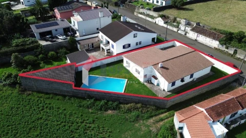 Moradia T3 para Venda em Praia da Vitoria (Santa Cruz)