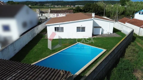 Moradia T3 para Venda em Praia da Vitoria (Santa Cruz)