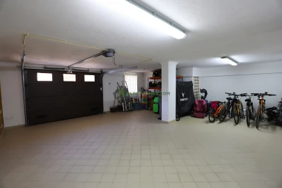 Moradia T5 para Venda em Quarteira