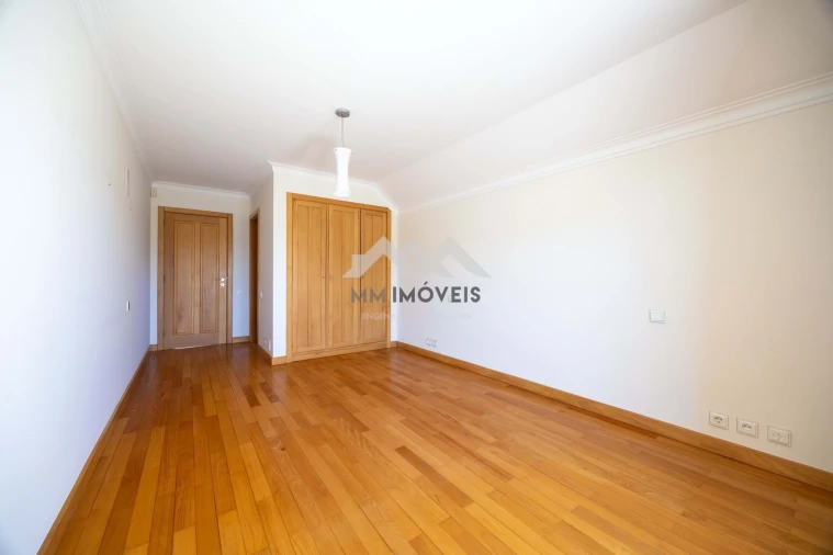 Moradia T5 para Venda em Grijo Foto 28