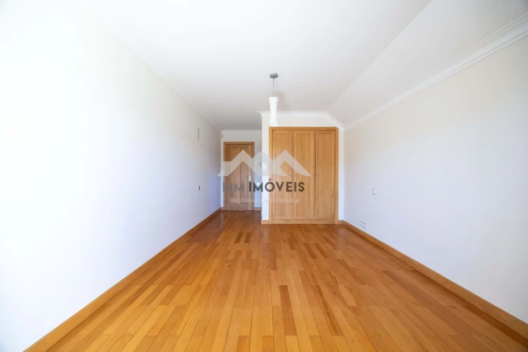 Moradia T5 para Venda em Grijo Foto 22