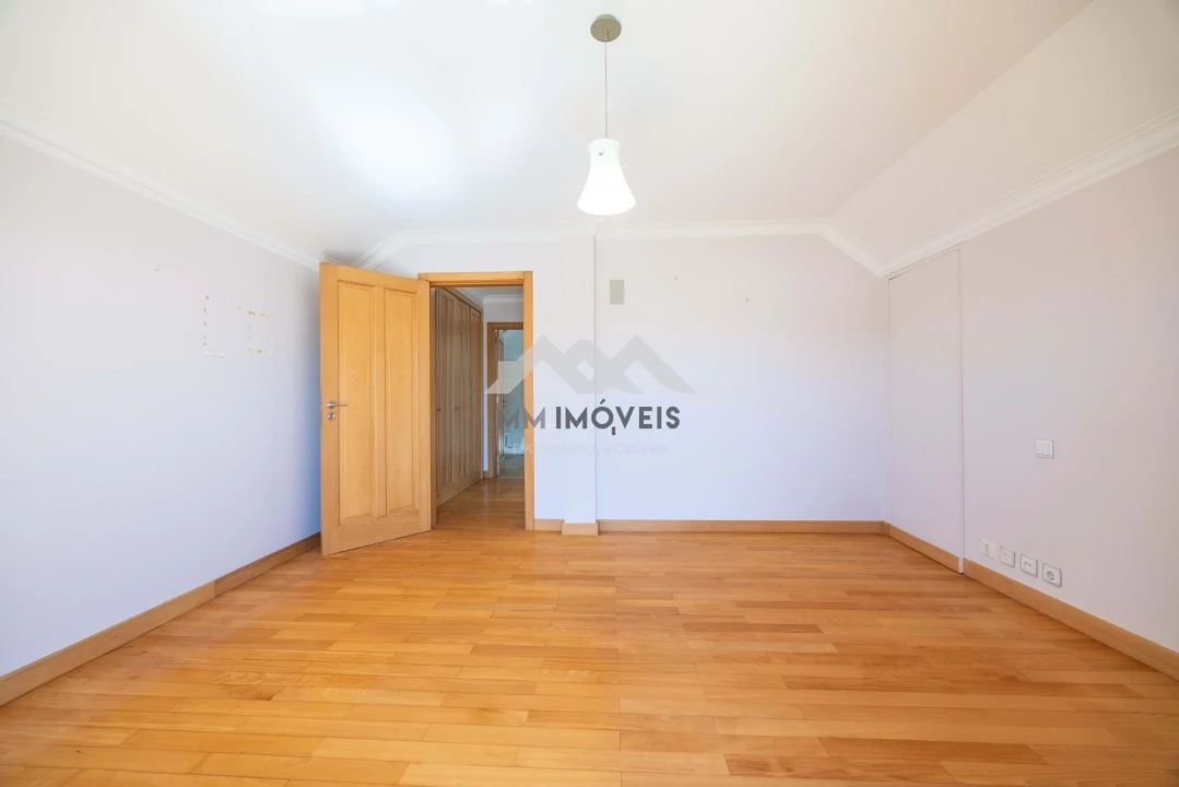 Moradia T5 para Venda em Grijo Foto 8