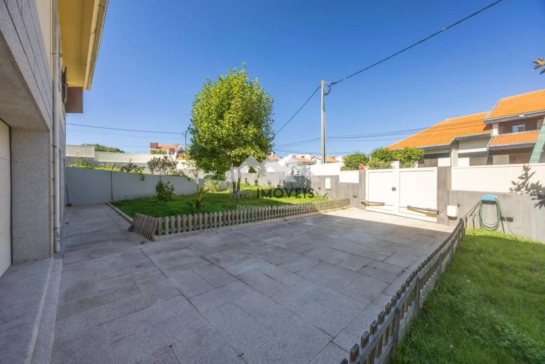 Moradia T5 para Venda em Grijo Foto 63