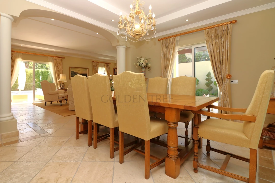 Moradia T4 para Venda em Almancil Foto 9