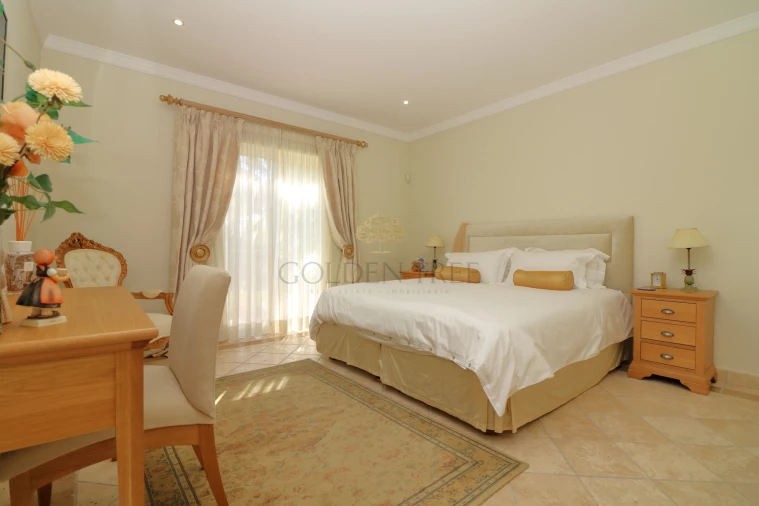 Moradia T4 para Venda em Almancil Foto 16