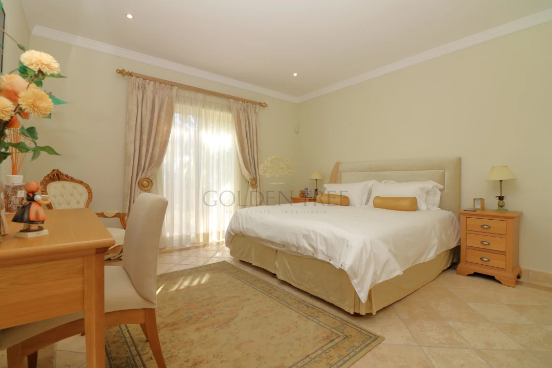 Moradia T4 para Venda em Almancil Foto 16