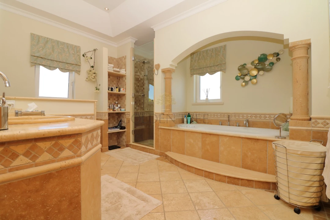 Moradia T4 para Venda em Almancil Foto 24