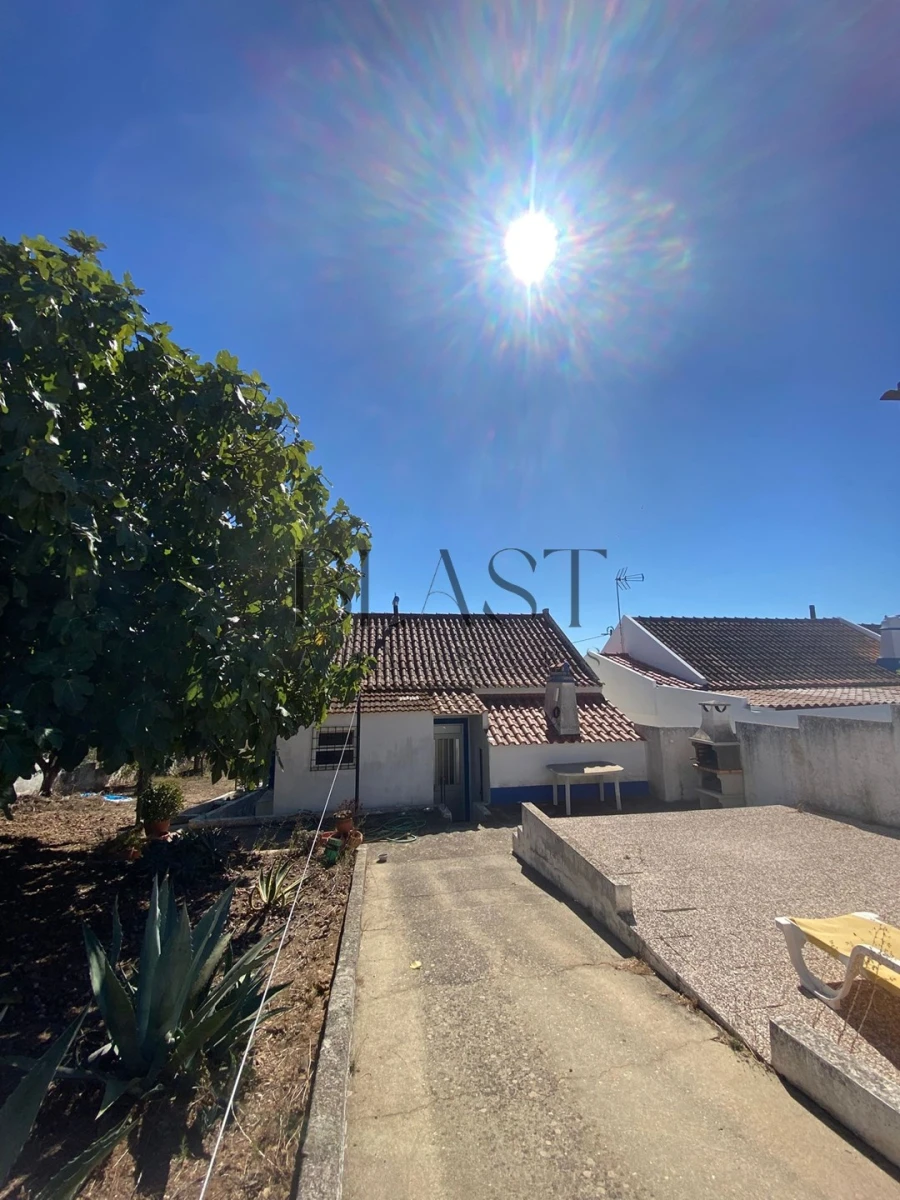 Moradia T2 para Venda em Abela Foto 23