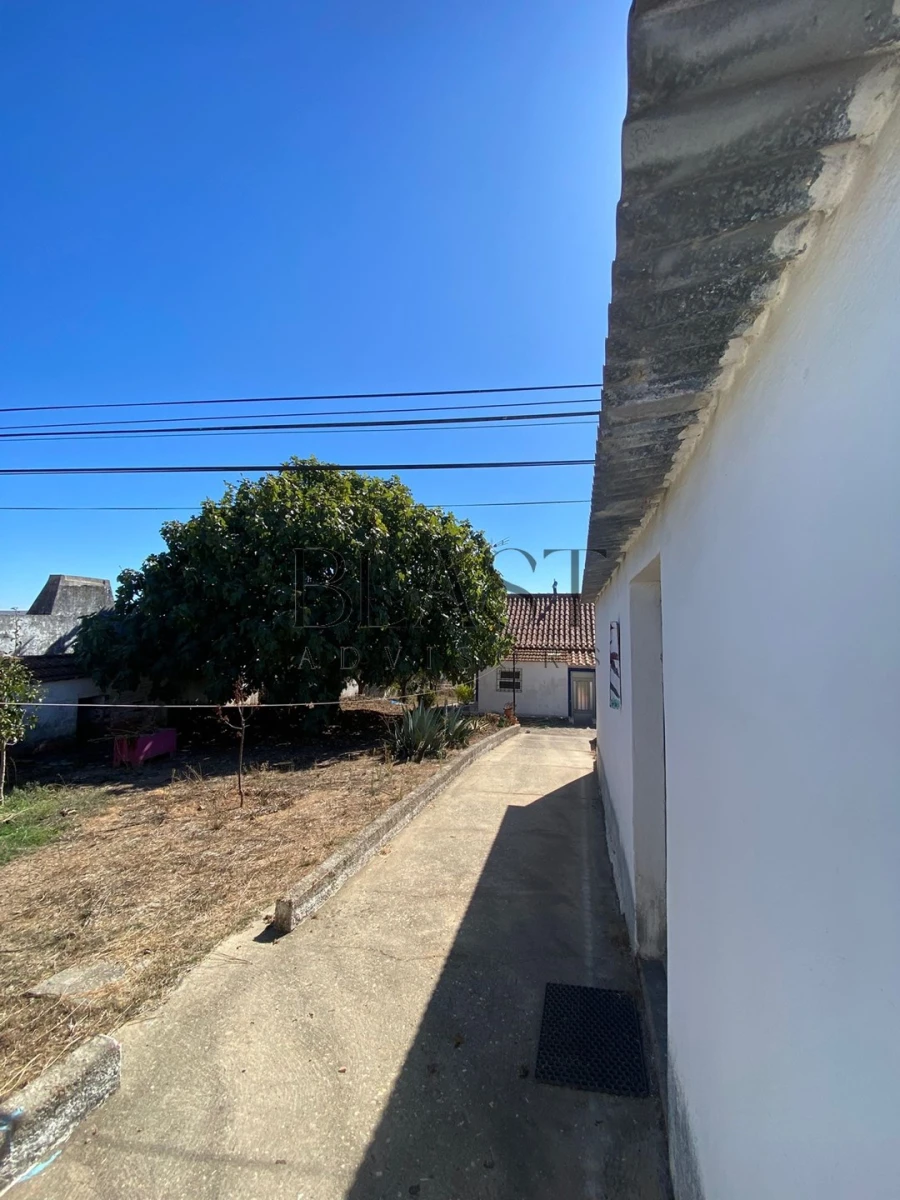 Moradia T2 para Venda em Abela Foto 26