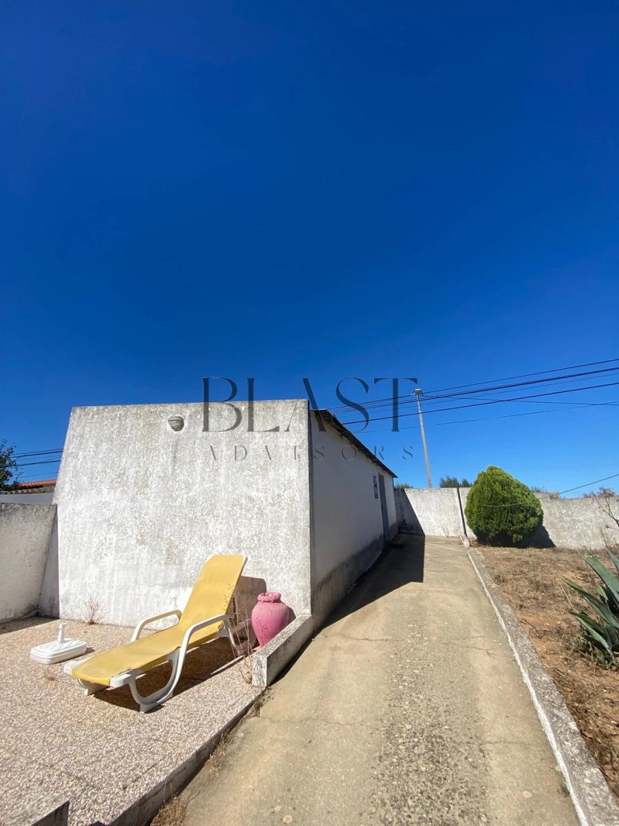 Moradia T2 para Venda em Abela Foto 25